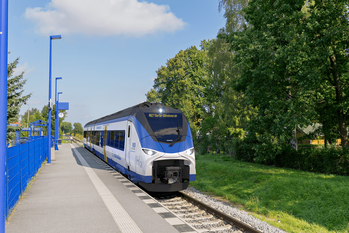 Der Mireo Plus H steht an einem Bahnhof der Niederbarnimer Eisenbahn.