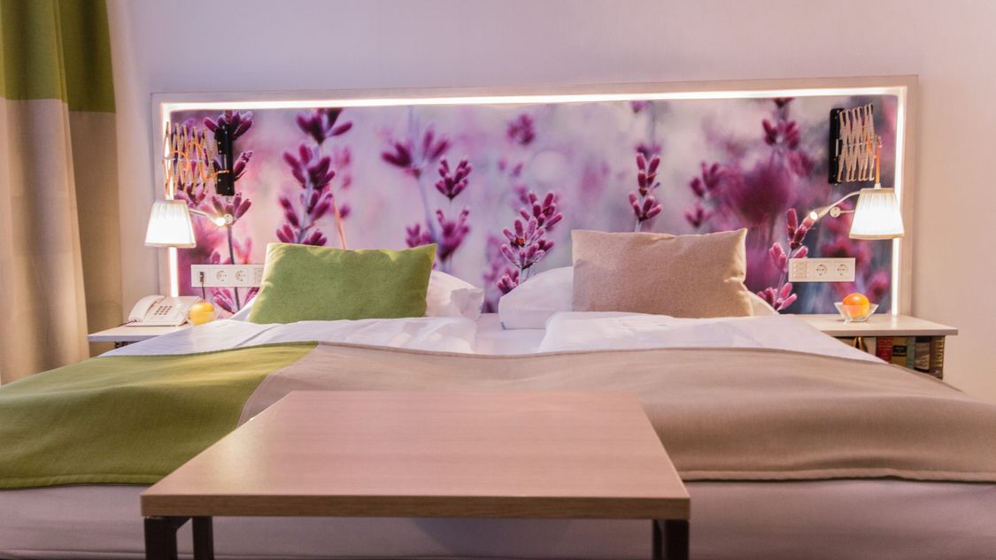 Schlafen unter Blumen: Das Thema Nachhaltigkeit ist auch in den Zimmern des Boutiquehotels Stadthalle präsent.