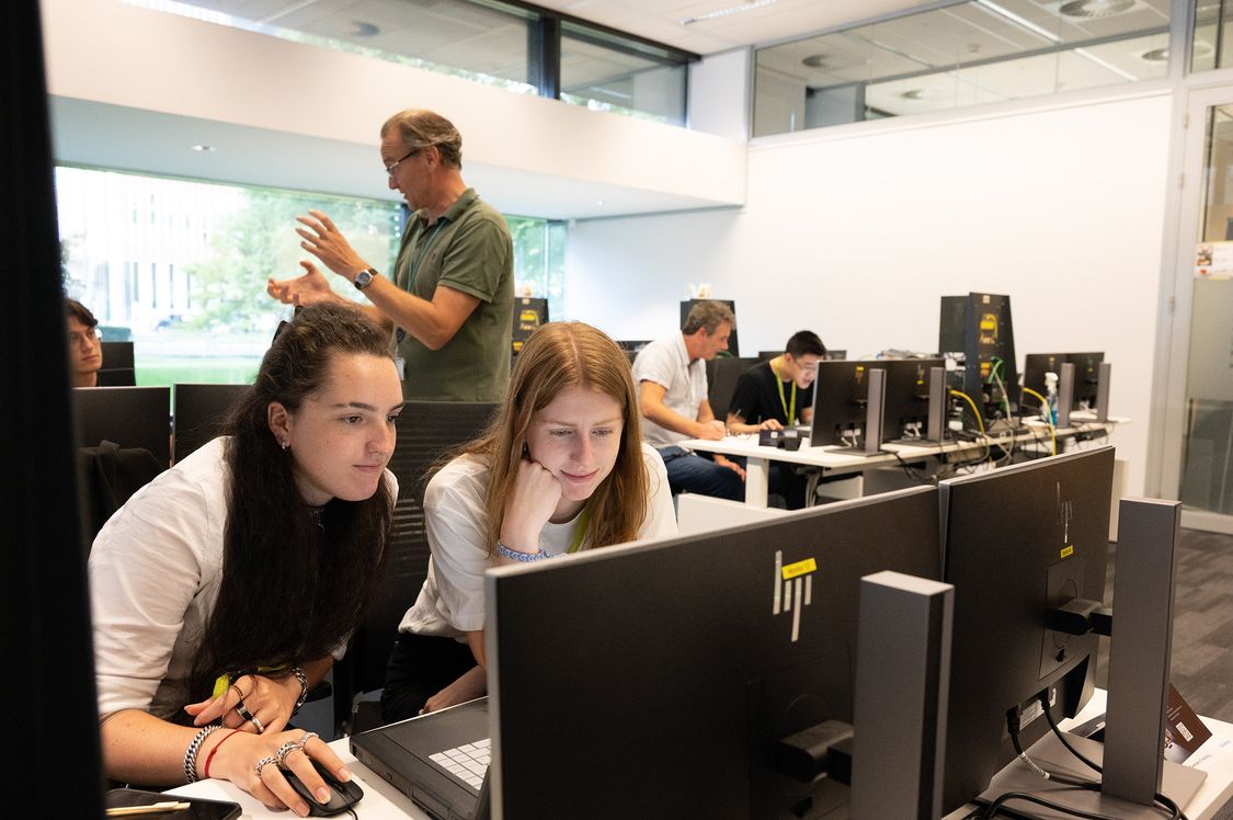 Studenten Technische Informatica Hogeschool Rotterdam op bezoek bij Siemens