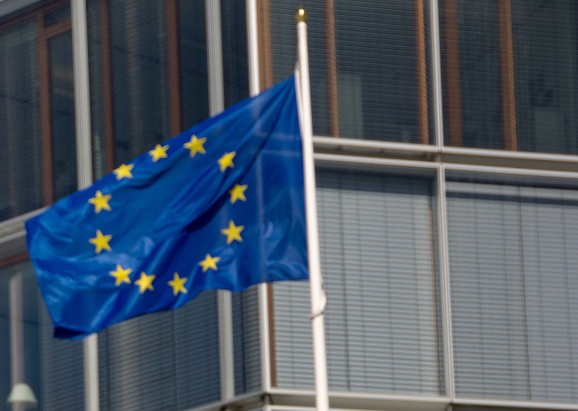 Europeiska investeringsfonden (EIF) symbol med europeiska unionens (EU) flagga