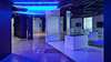 Blick in die Arena der Digitalisierung, ausgeleuchtet durch blaue Neonröhren an der Decke.