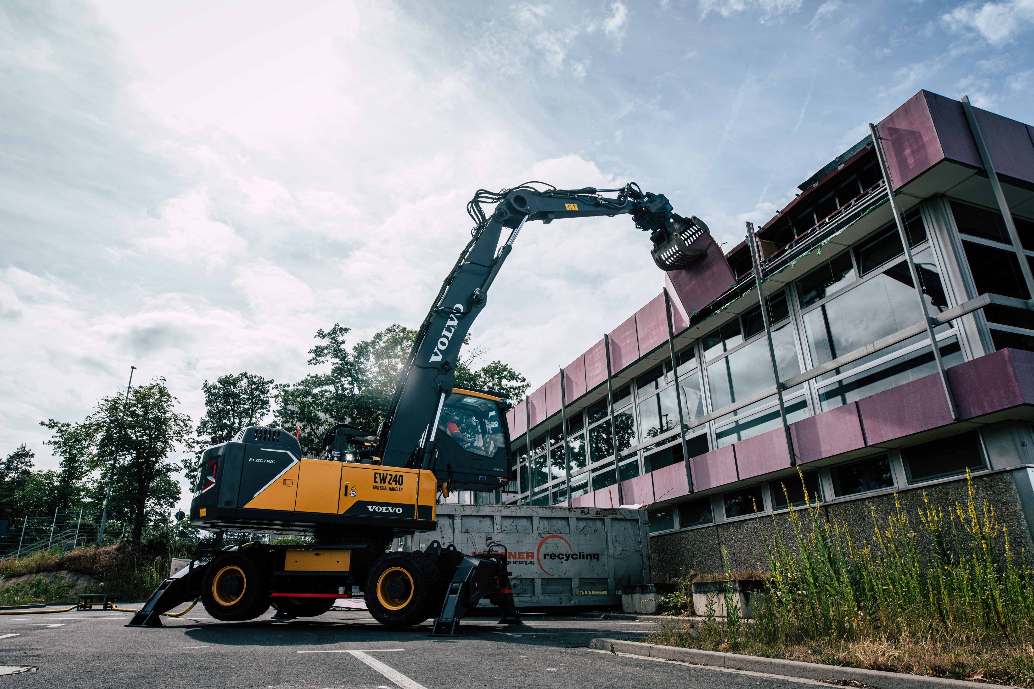 Bontás közben a Volvo e-haszonjárművei. Forrás: Volvo CE/A. Großbointner