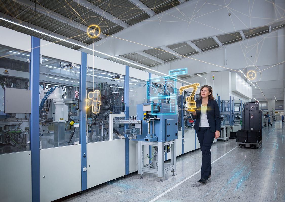 en kvinna undersöker maskiner i en produktionsanläggning