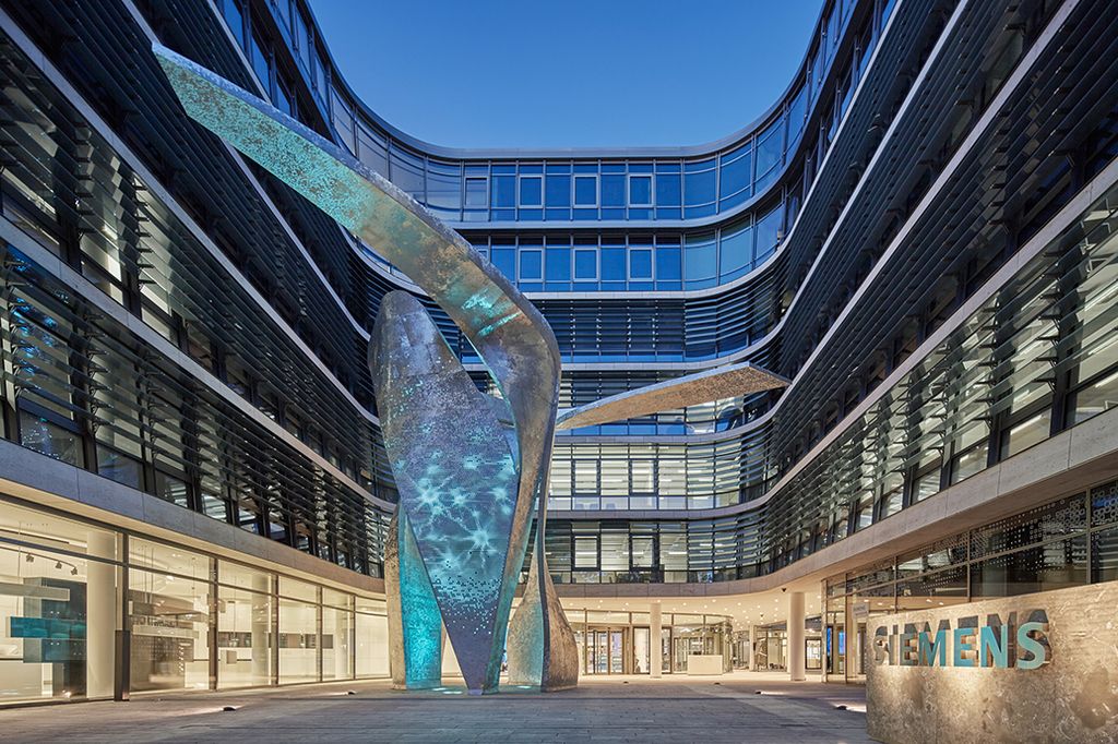 Libeskind-Skulptur leuchtet vor neuer Siemens-Zentrale