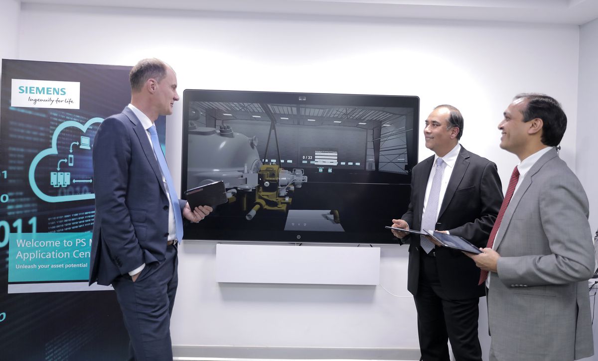 Siemens’ Power Generation Services CEO Tim Holt, Sunil Mathur, MD & CEO, Siemens Ltd. in India; and Prashant Jain, Head of Power Generation Services, Siemens Ltd. open the new MindSphere Application Center in India