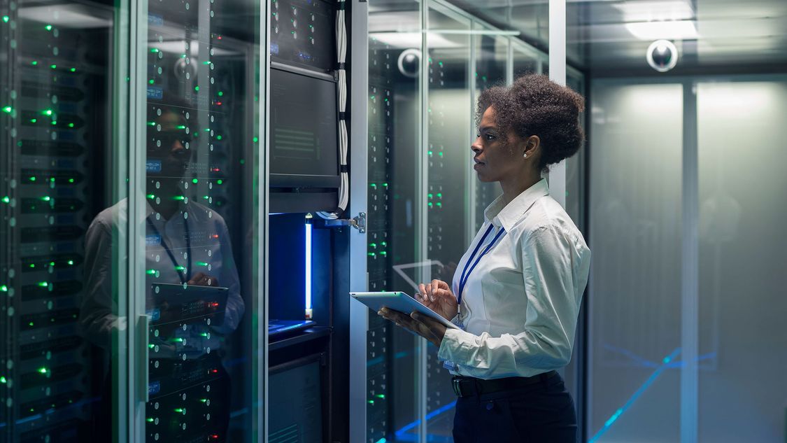 Une femme dans un data center