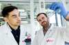 Zwei Personen prüfen eine Laborprobe in der Life Science Factory in Göttingen.