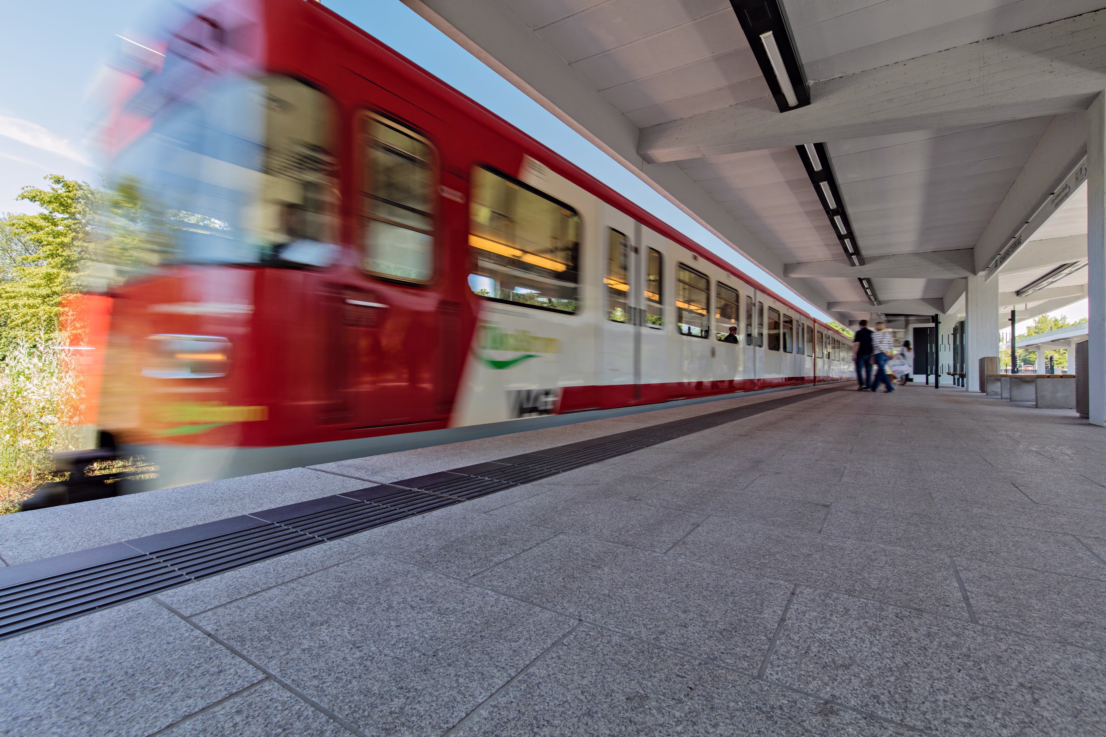 rotweisser Zug verlässt einen leeren Bahnhof rotweisser Zug verlässt einen leeren Bahnhof