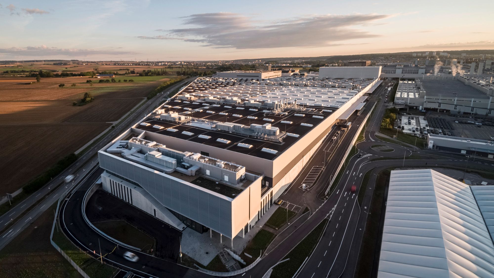 Mercedes-Benz’ sustainable factory planning - Siemens Global