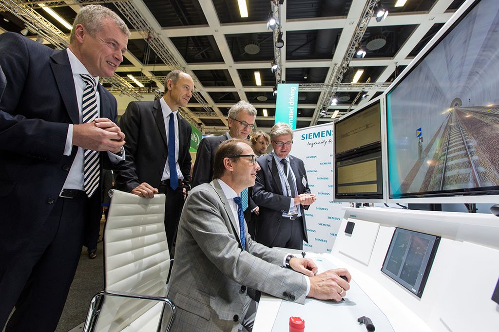 Innotrans 2016: Transport Minister Dobrindt visits Siemens booth