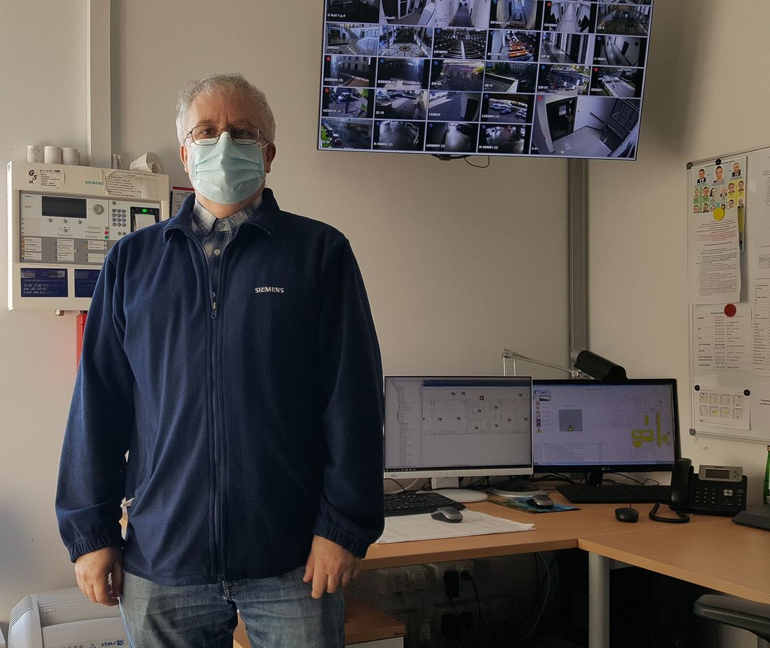 Grzegorz Błaszczyński, starszy specjalista ds. serwisu Siemensa dba o prawidłowe działanie systemów bezpieczeństwa w wielu ważnych budynkach użyteczności publicznej