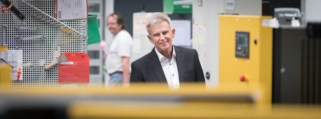 Kaeser Kompressoren SE, Deutschland - Picture of a man in a production hall