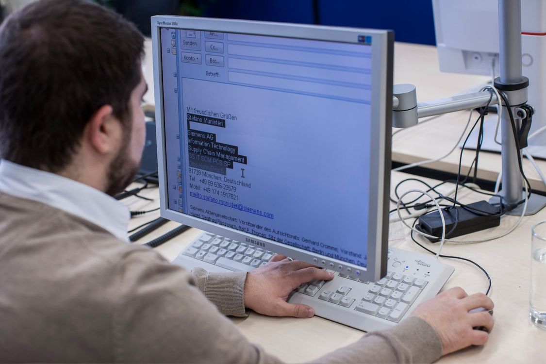 Stefano schreibt eine Email an seinem Computer