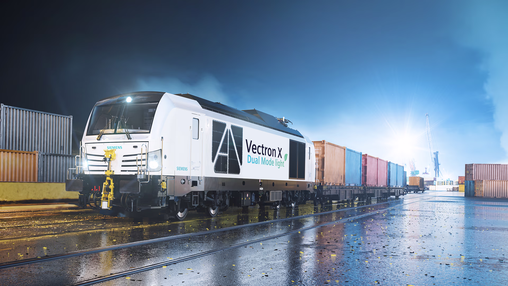 Diagonale Ansicht eines Vectron Dual Mode light mit Rangierbühne in Fahrt auf einem Gleis. Siemens Mobility Lokomotive Vectron Dual Mode light