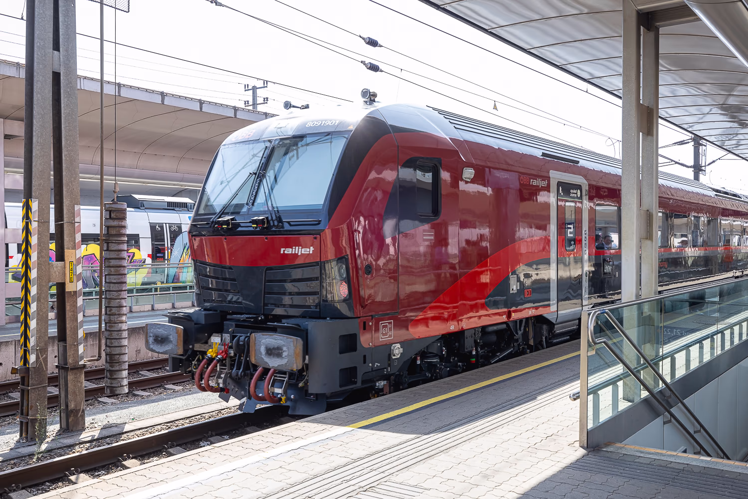 Photo of a Railjet cab car at the Vienna main station. railjet-new-generation-kv