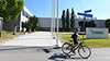 Ein Student verlässt mit seinem Fahrrad den Campus der Tampere University.