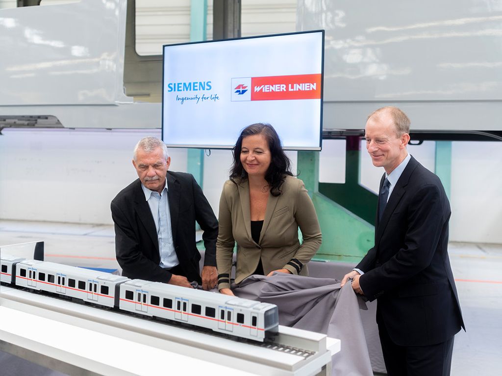 First painted car body presented for the new Vienna metro 