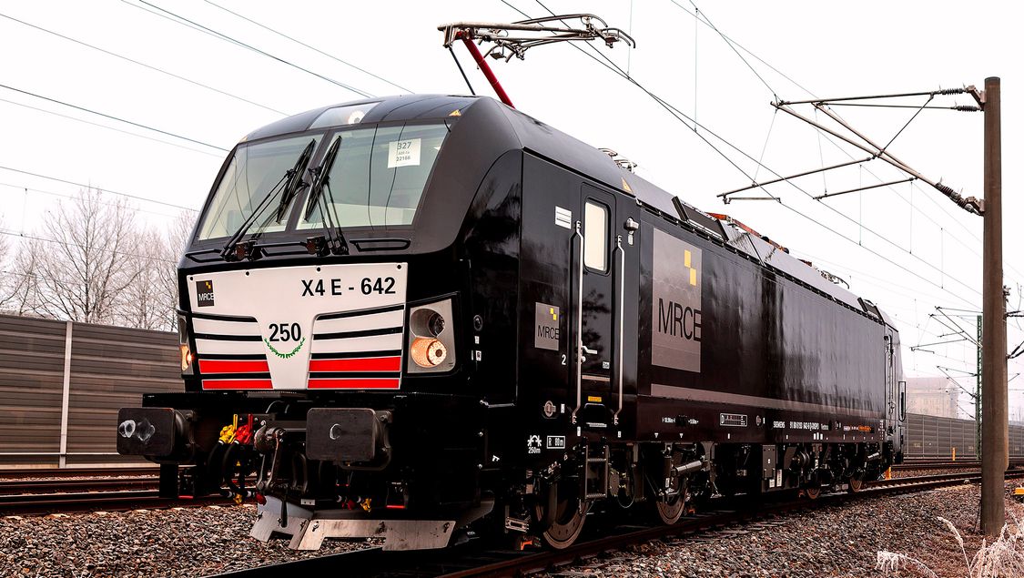 Eine von 94 Vectron Lokomotiven von Mitsui Rail Capital Europe, die sich auf die höchste Ersatzteilverfügbarkeit  durch Easy Spares von Siemens Mobility Bahnservices verlassen.