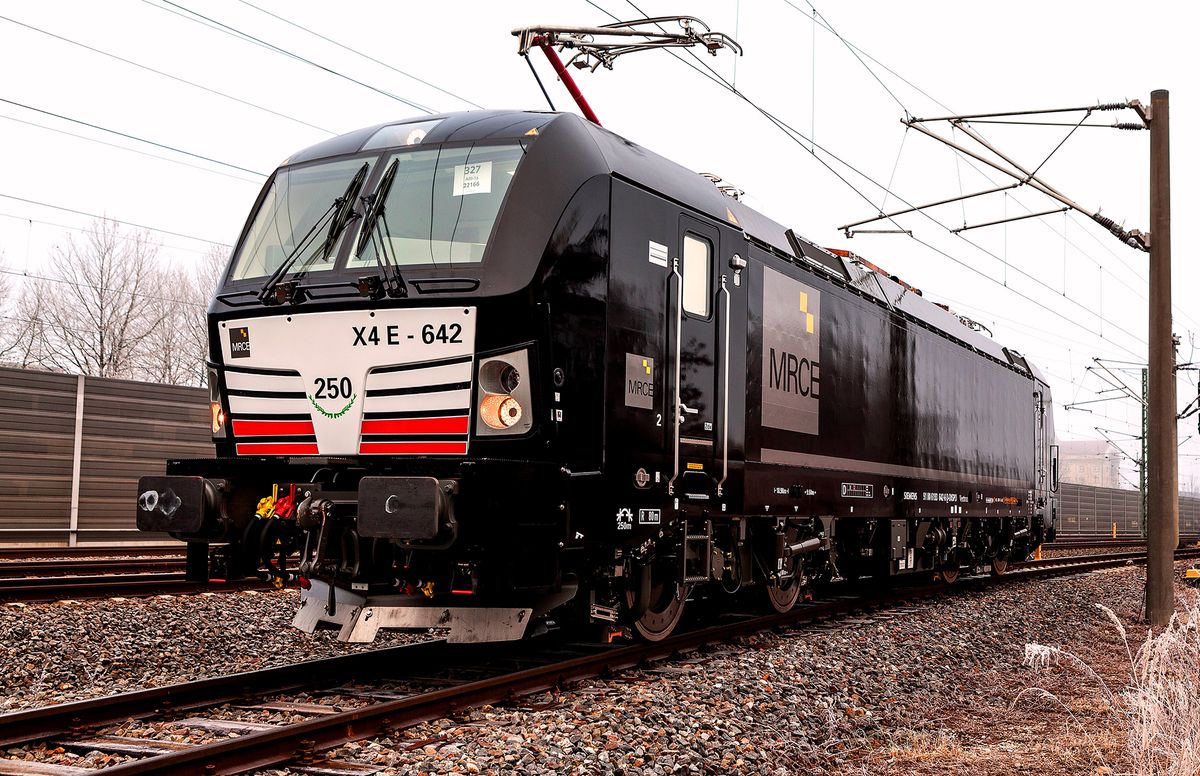 Das Bild zeigt eine Lokomotive vom Typ Vectron MS für Mitsui Rail Capital Europe.