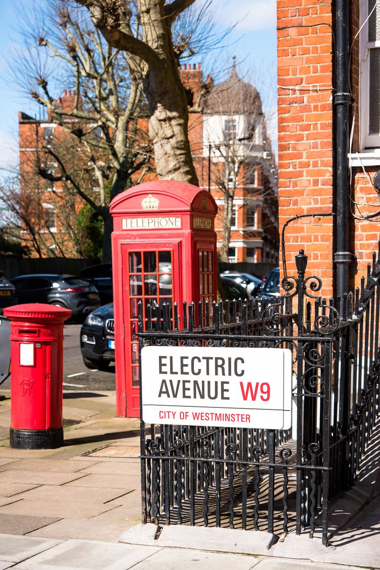 Stacja ładowania dla samochodów elektrycznych na Sutherland Avenue - Londyn, Wielka Brytania
