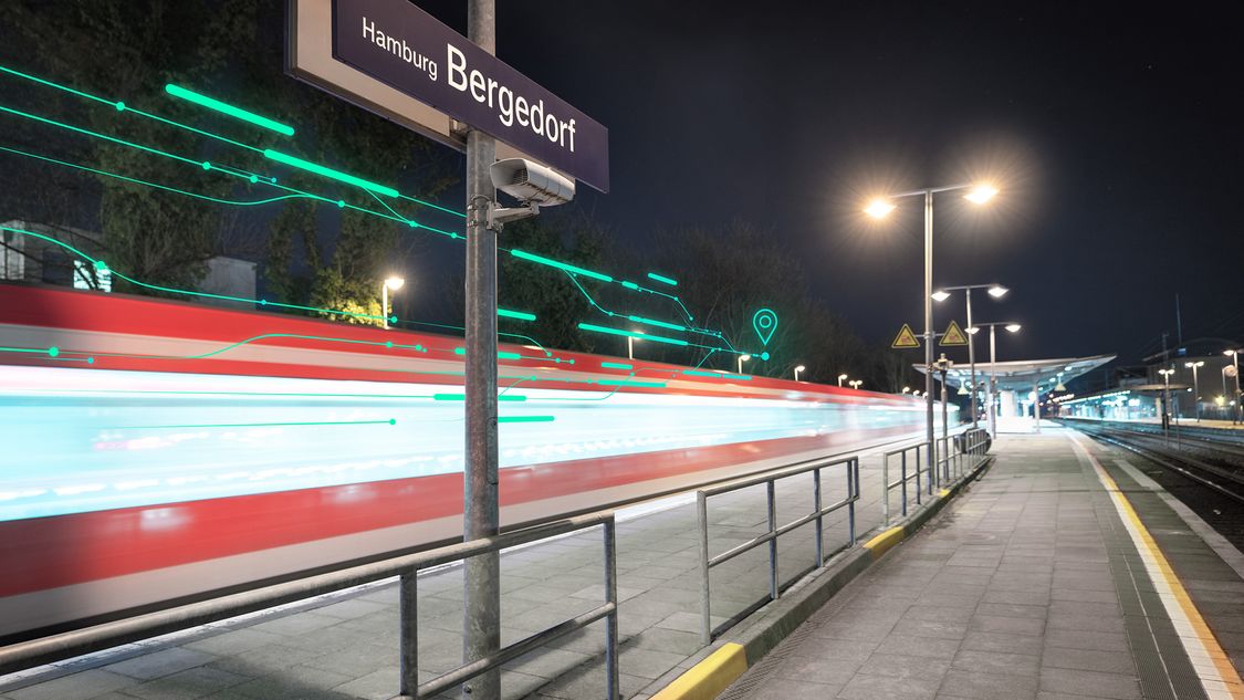 Ein vernetzter und automatisierter Zug fährt nachts durch einen Bahnhof in Deutschland