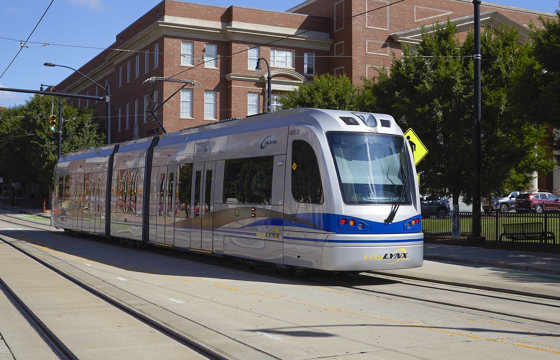 Le tramway ultramoderne S700 transporte les usagers de Charlotte