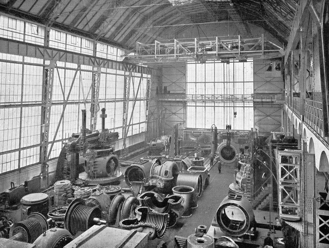 Deckenkräne in luftiger Höhe, Schwenkkräne an den eisernen Bindern – beste Voraussetzungen für die Montage von Dampfturbinen und Turbogeneratoren, 1914