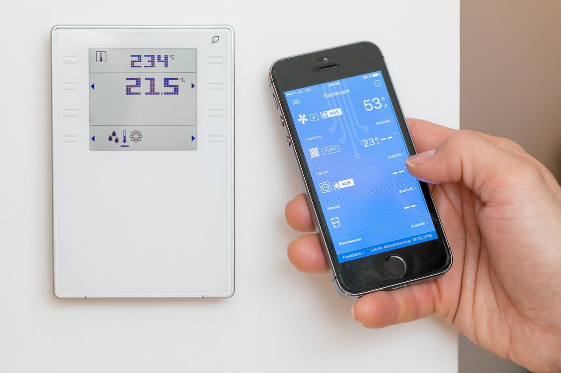 Smartphone mit Smart-Home-ControlApp und Raumbediengerät