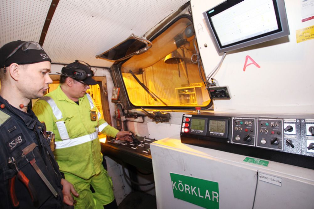 SSAB:s Joakim Eriksson, fordonselektriker, och Mikael Andersson, tekniker, i en moderniserad förarhytt med joystick som fungerar på samma sätt som radiostyrningen utifrån, vilket loken oftast körs med. Enhetlig och intuitiv arbetsmiljö minimerar risk för fel; nu är de tre loken likadana programmässigt och funktionsmässigt. Om något skulle hända med panelen är det bara att ta ur minneskortet från panelen och sätta dit en ny skärm.