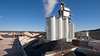 Aus einer Industrieanlage tritt vor blauem Himmel Dampf aus