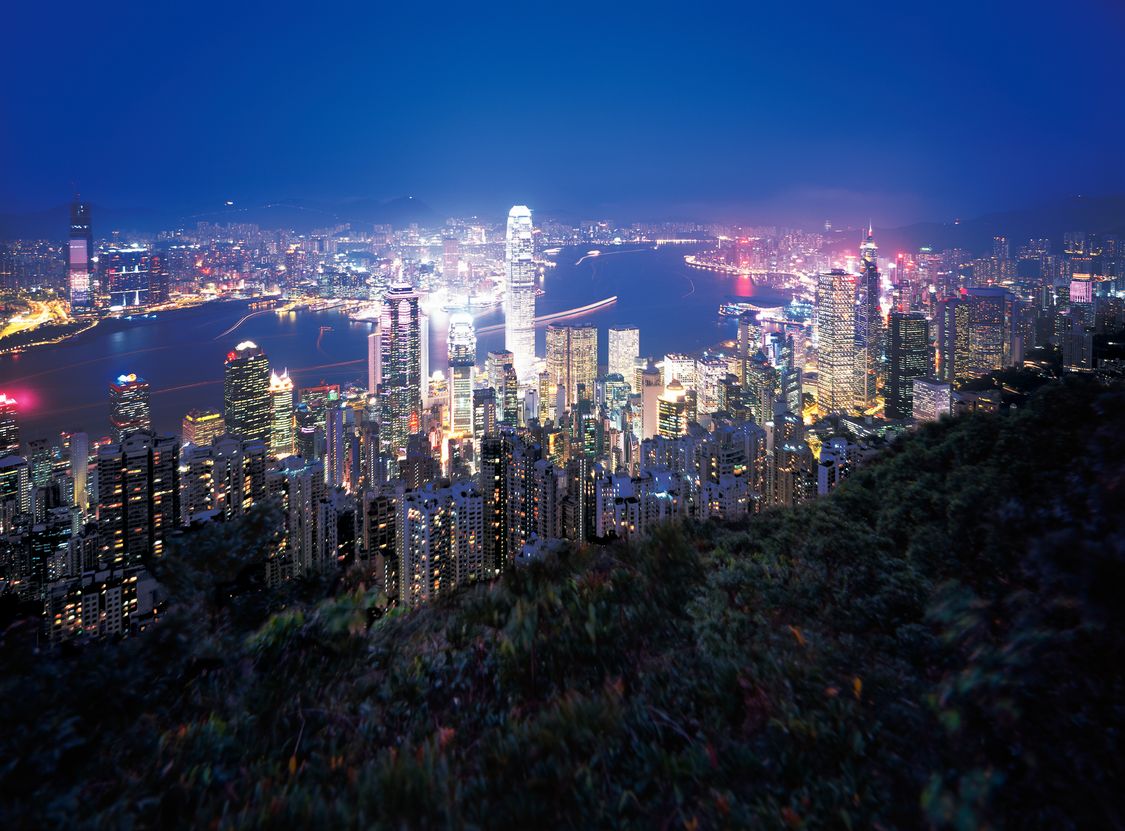 Ein Bild von Hongkong bei Nacht zeigt die Vorteile modernster Verkehrsmanagementsysteme für eine verbesserte Passenger Experience