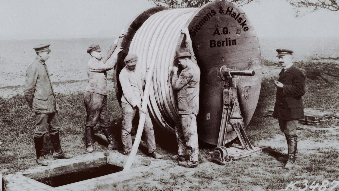 ベルリンより – ドイツ初の長距離電話ケーブルがサービス開始