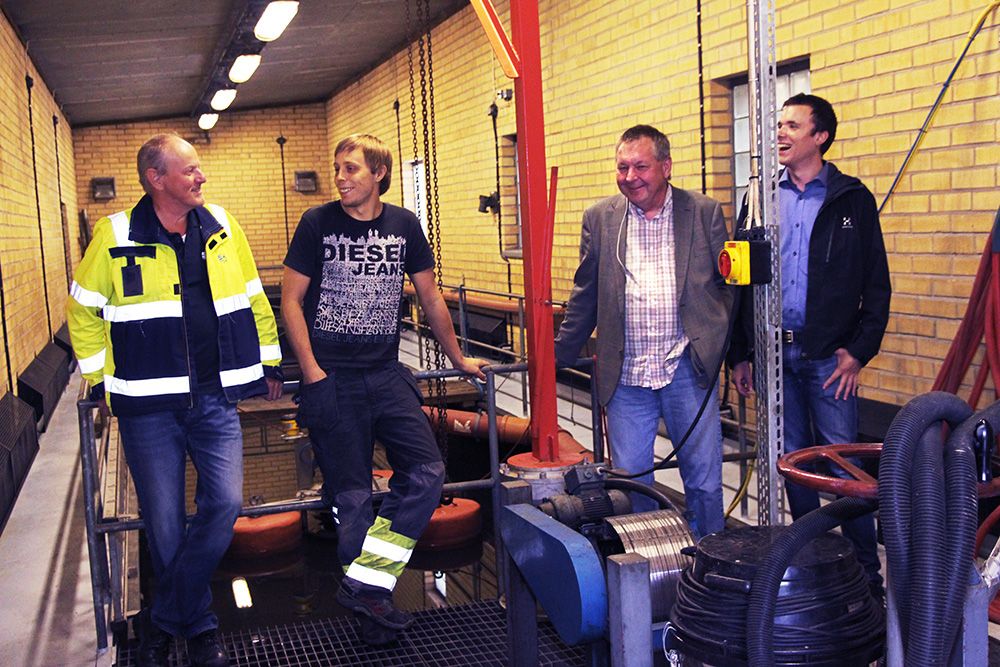 Mikael Glantz, energihamnschef, och Niklas Lundkvist, projektansvarig för OFA-utbyggnaden på Stockholms Hamn, med TKIG:s Tage Strandberg, grundare och projektledare, och Erik Eilemar, automationsingenjör. 