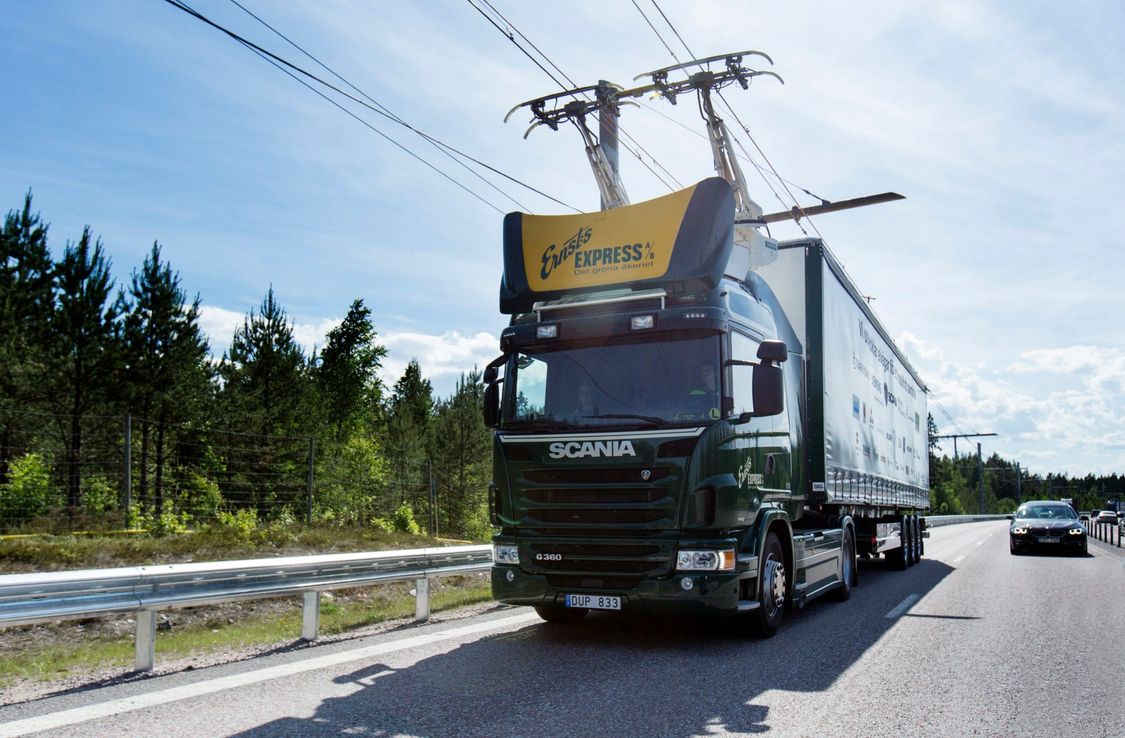 Her lades lastebilen mens den kjører – snart kan det bli virkelighet på norske veier