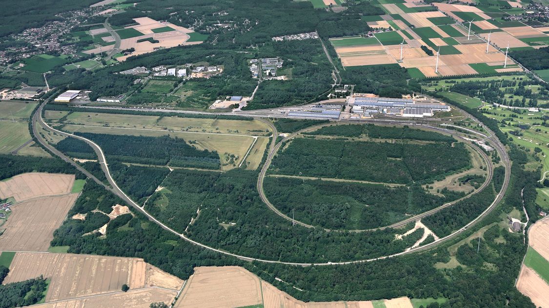 Bild, das das Prüf- und Validationcenter in Wegberg-Wildenrath von weit oben zeigt.