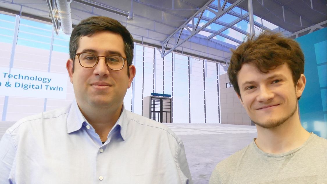 Theo Papadopoulos (links) und Benjamin Rüth im   virtuellen Raum für die Probandentests, ausnahmsweise ohne ihre VR-Brillen.