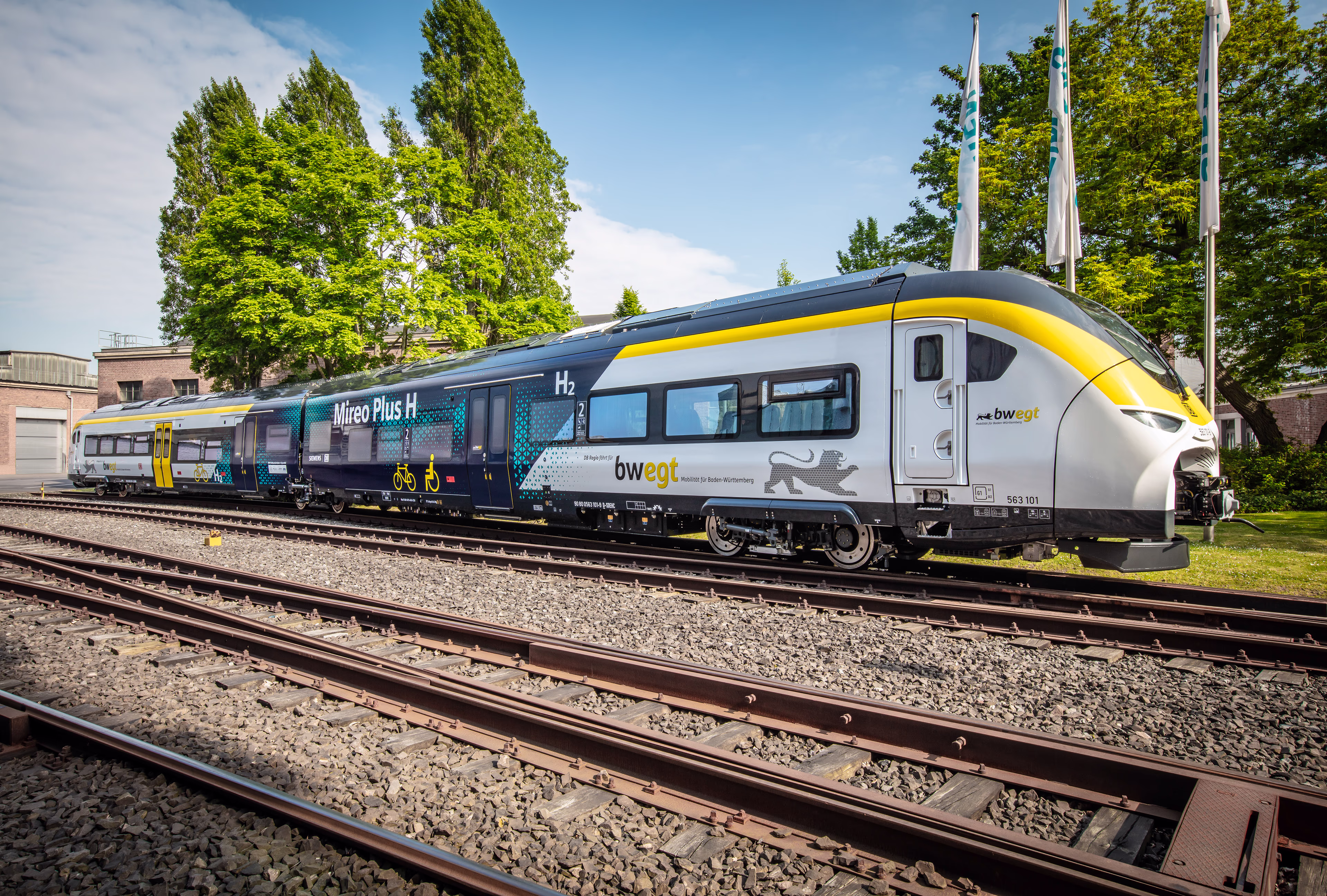 The Mireo Plus H hydrogen train is parked festively pasted in front of the depot. Hydrogen train Mireo Plus H