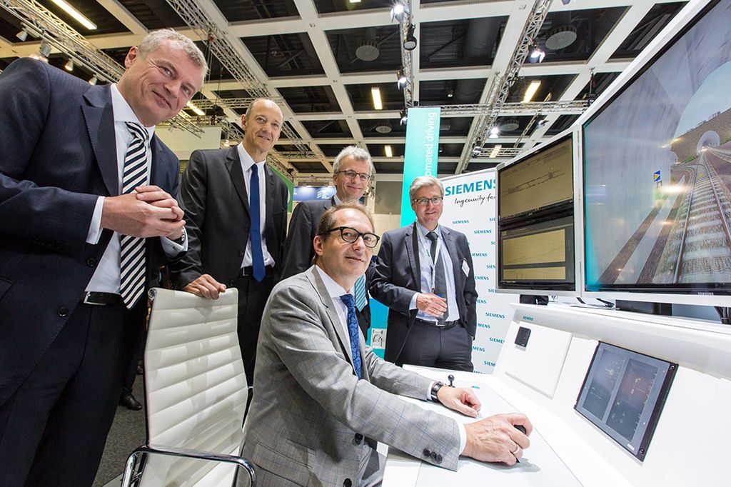 Innotrans 2016: Transport Minister Dobrindt visits Siemens booth