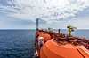 Imagem de plataforma de petróleo em alto mar representando as soluções para indústria de petróleo e gás