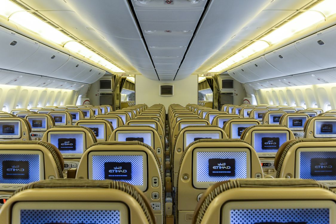Widok wewnątrz kabiny Airbusa 330-300 linii lotniczych Etihad