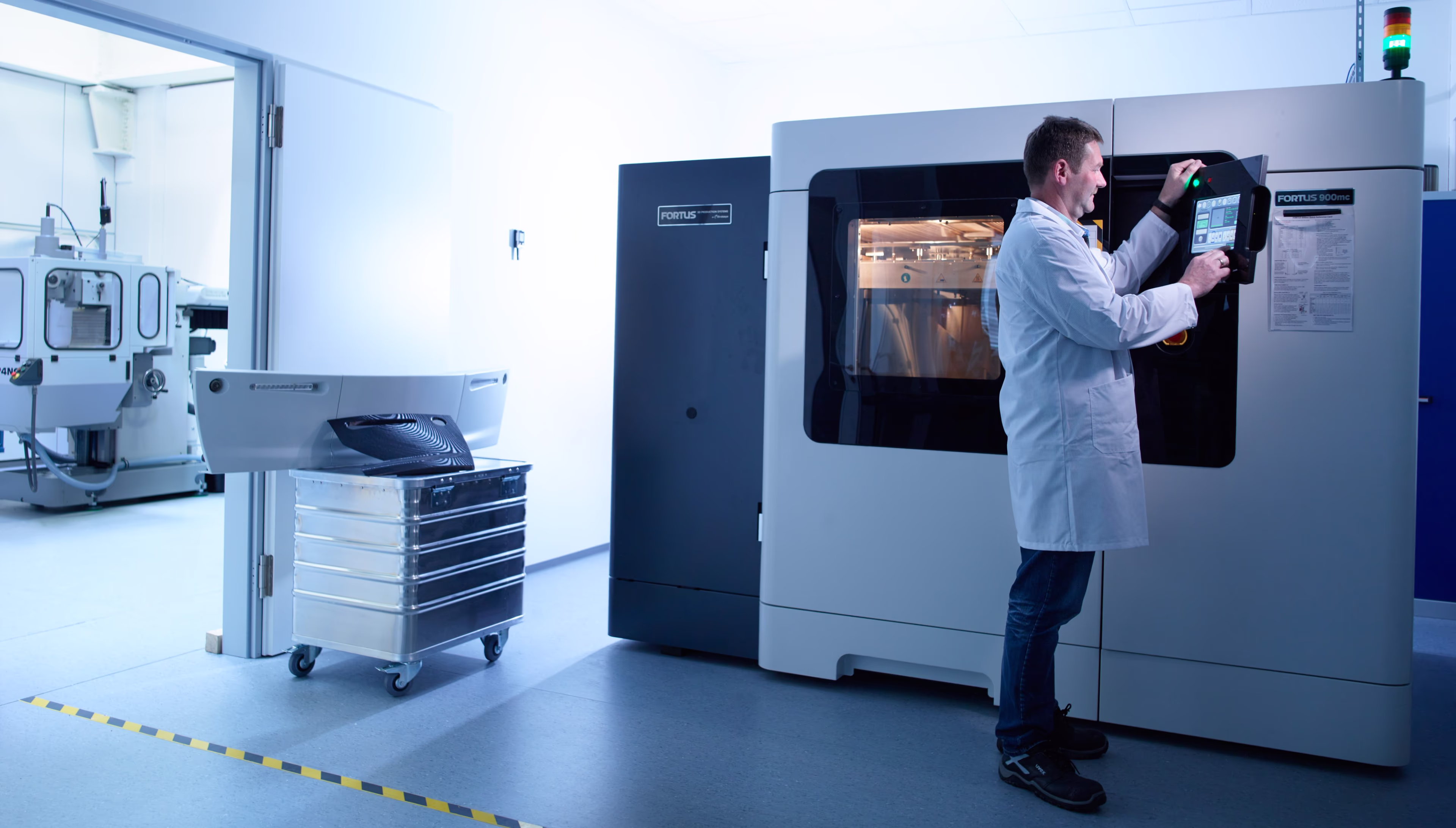 Expert in front of railway spare parts 3D printer spare-parts-3d-printer-siemens-mobility-rail-services