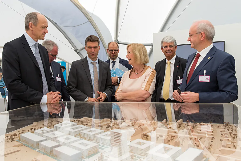 Besichtigung der Siemens-Ausstellung bei Jugend forscht in Erlangen