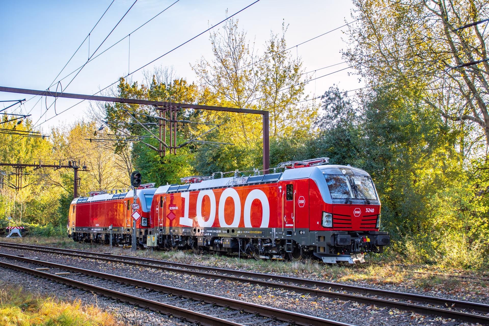 Rødt Siemens Vektron ellokomotiv med nummer 1000 på siden Siemens Vektron Ellokomotiv