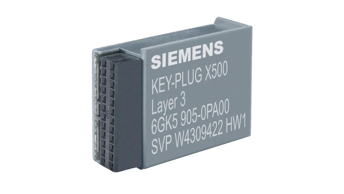 Eine Hand hält einen Key-PLUG für Industrial Ethernet Geräte