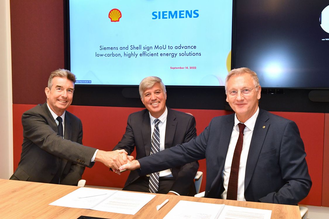 Shellin ja Siemensin edustajat yhteiskuvassa