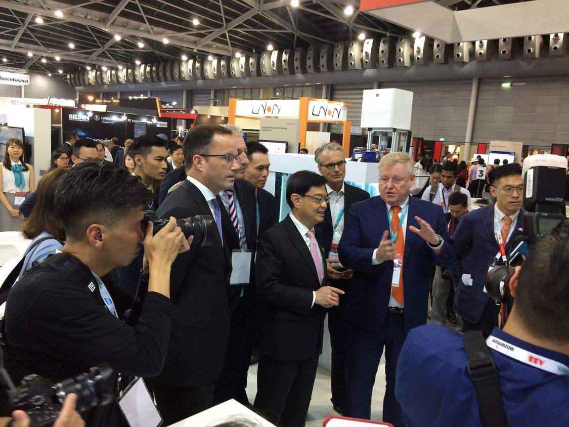 Minister Heng Swee Keat visits the Siemens booth at ITAP 2019