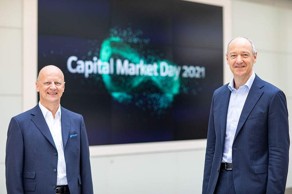 Before Capital Market Day on June 24, 2021: Roland Busch (C), Siemens President and CEO, and Ralf P. Thomas (l.), Chief Financial Officer, and Judith Wiese, Chief Human Resources Officer and Chief Sustainability Officer, at Siemens headquarters in Munich.
