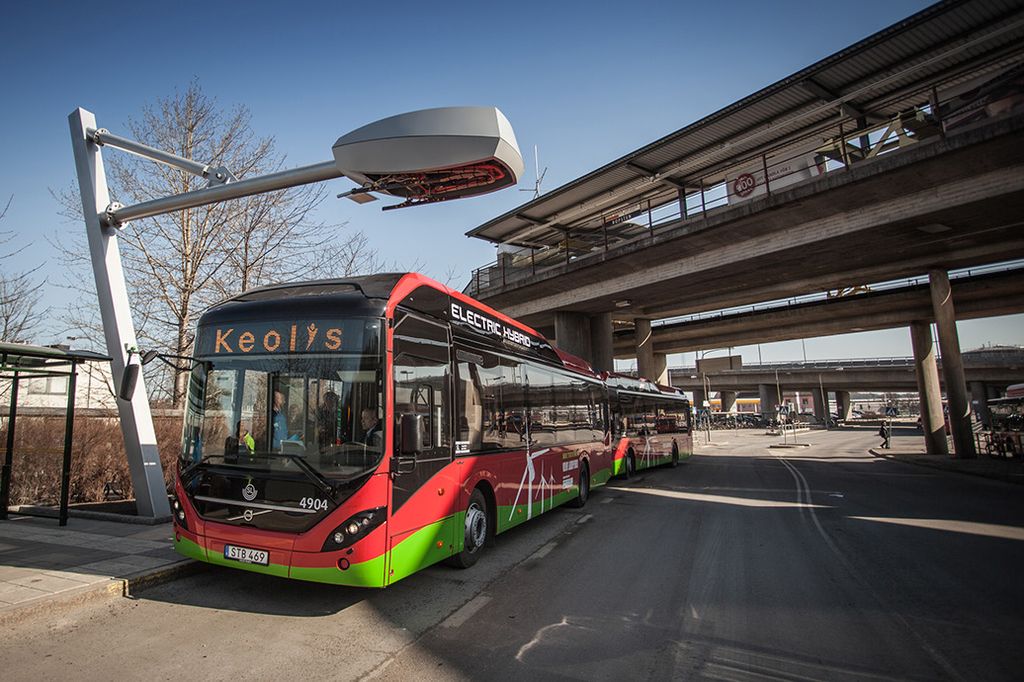 Elektro-Hybridbuslinie in Stockholm mit Ladetechnik von Siemens