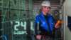homem utilizando epi mendindo energia elétrica com equipamentos siemens com filtros azuis mostrando a voltagem do sistema