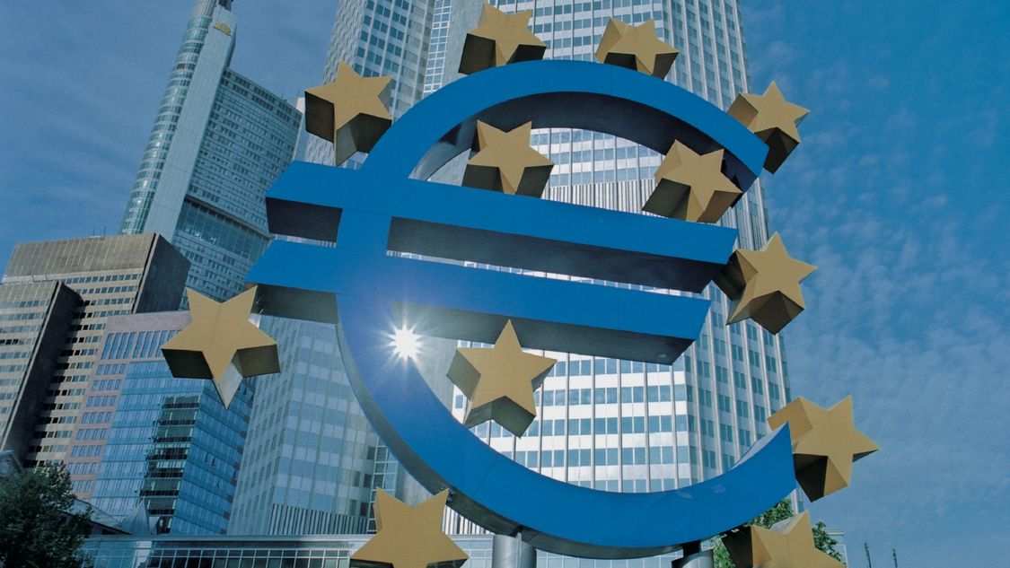 Símbolo del euro frente a rascacielos